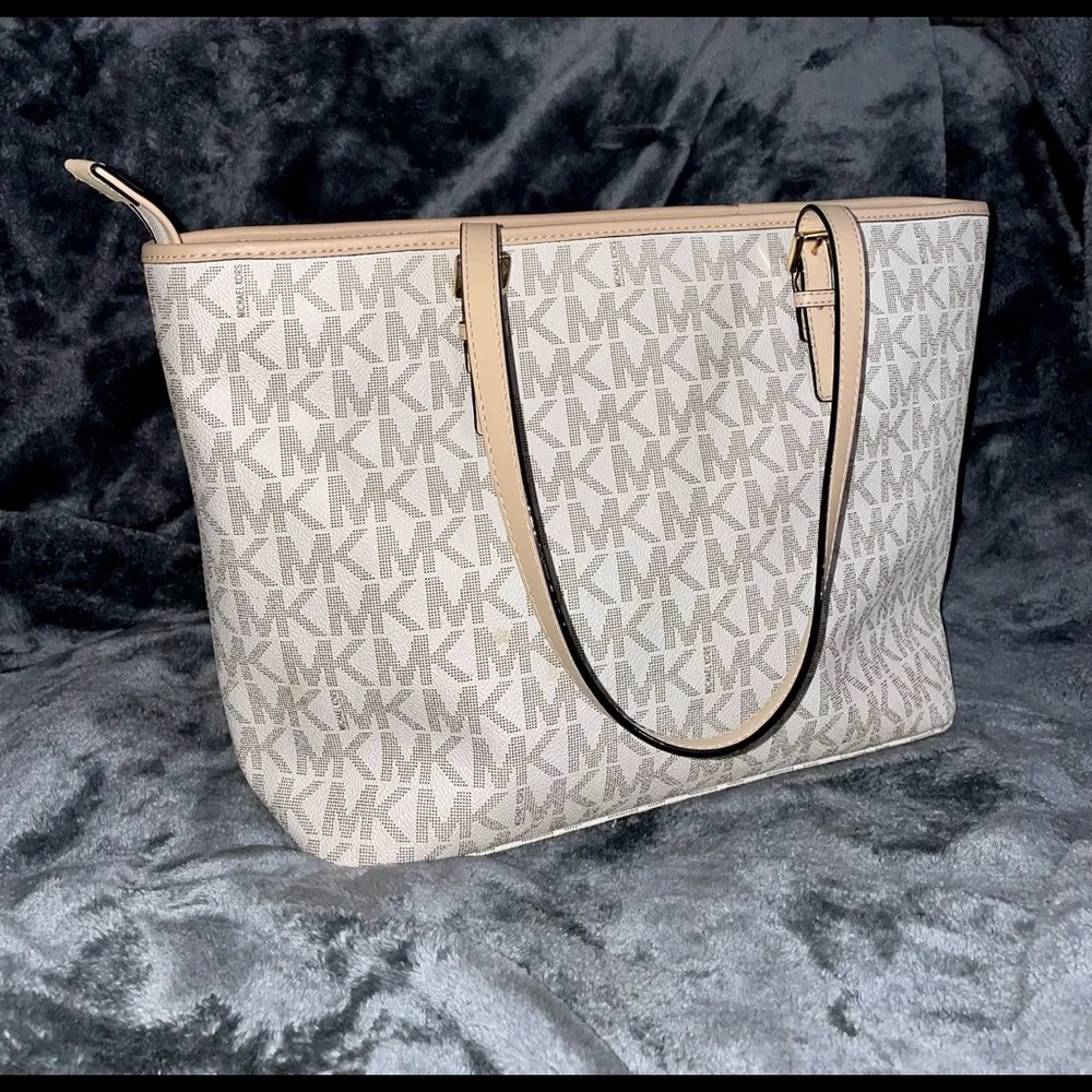Michael Kors Jet Set Travel Tote Bag - Picture 3 of 9